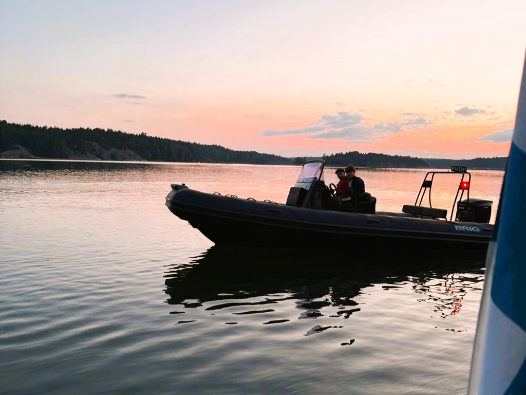 Brig Navigator 700 + Evinrude E-TEC 200